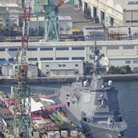 停泊する海上自衛隊の新型イージス艦「まや」＝横浜市磯子区で２０２０年３月１９日午前９時４５分、本社ヘリから