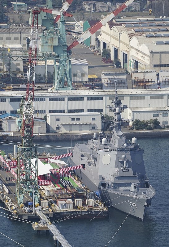 停泊する海上自衛隊の新型イージス艦「まや」＝横浜市磯子区で２０２０年３月１９日午前９時４５分、本社ヘリから