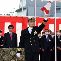 河野太郎防衛相（左から３人目）から授与された自衛艦旗を掲げる護衛艦「まや」艦長の小野修司１等海佐（中央）＝横浜市磯子区で２０２０年３月１９日午前１０時３３分、北山夏帆撮影