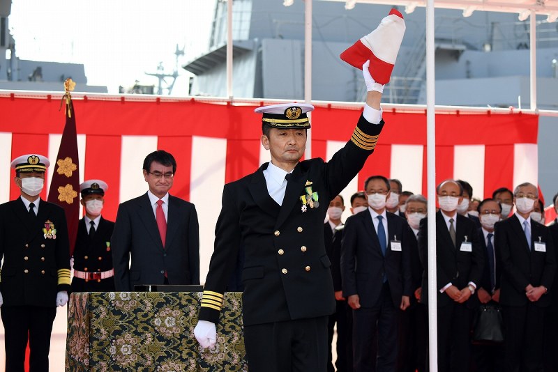 河野太郎防衛相（左から３人目）から授与された自衛艦旗を掲げる護衛艦「まや」艦長の小野修司１等海佐（中央）＝横浜市磯子区で２０２０年３月１９日午前１０時３３分、北山夏帆撮影