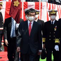 自衛艦旗授与式を終えてイージス艦「まや」を後にする河野太郎防衛相（中央）＝横浜市磯子区で２０２０年３月１９日午前１１時１７分、北山夏帆撮影