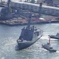 引渡式と自衛艦旗授与式を終え、出港する海上自衛隊の新型イージス艦「まや」＝横浜市で２０２０年３月１９日午後１時１９分、本社ヘリから