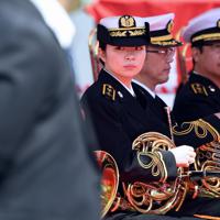 自衛艦旗授与式を終え、イージス艦「まや」の出港を前に待機する音楽隊＝横浜市磯子区で２０２０年３月１９日午前１１時２０分、北山夏帆撮影