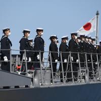 イージス艦「まや」の出港を前にマスク姿でデッキに並ぶ隊員＝横浜市磯子区で２０２０年３月１９日午後１時８分、北山夏帆撮影