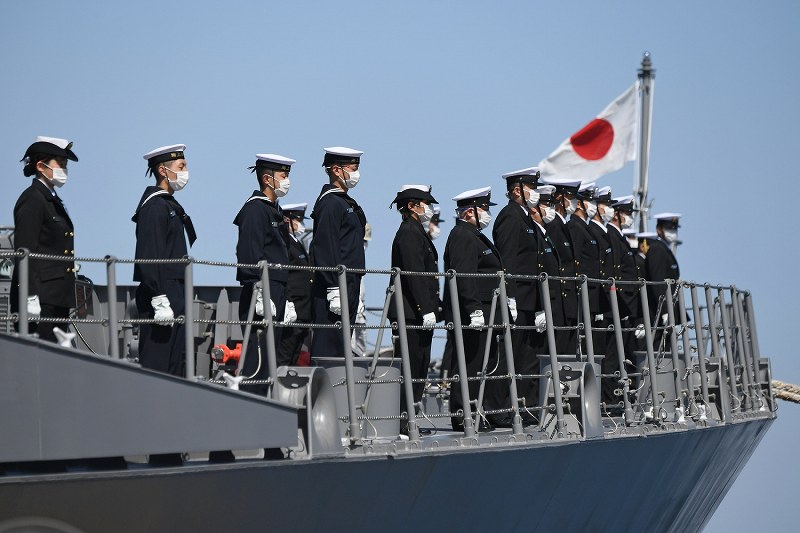 イージス艦「まや」の出港を前にマスク姿でデッキに並ぶ隊員＝横浜市磯子区で２０２０年３月１９日午後１時８分、北山夏帆撮影