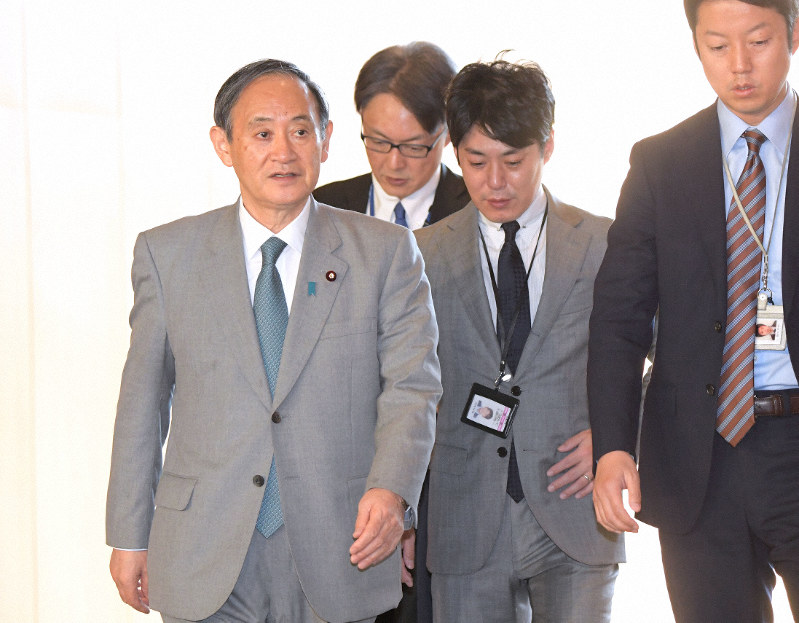 首相官邸に入る菅義偉官房長官(左端)=2020年3月19日、川田雅浩撮影