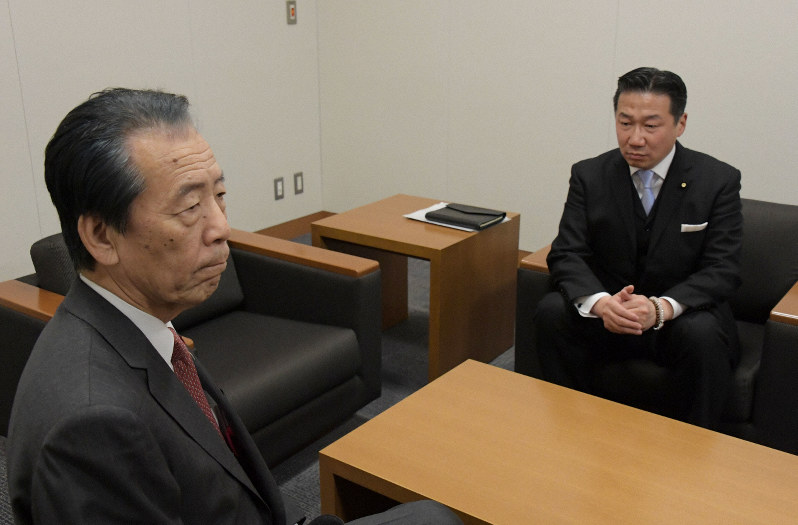 会談に臨む立憲民主党の福山哲郎幹事長(右)と国民民主党の平野博文幹事長=国会内で2020年1月21日午後3時1分、川田雅浩撮影