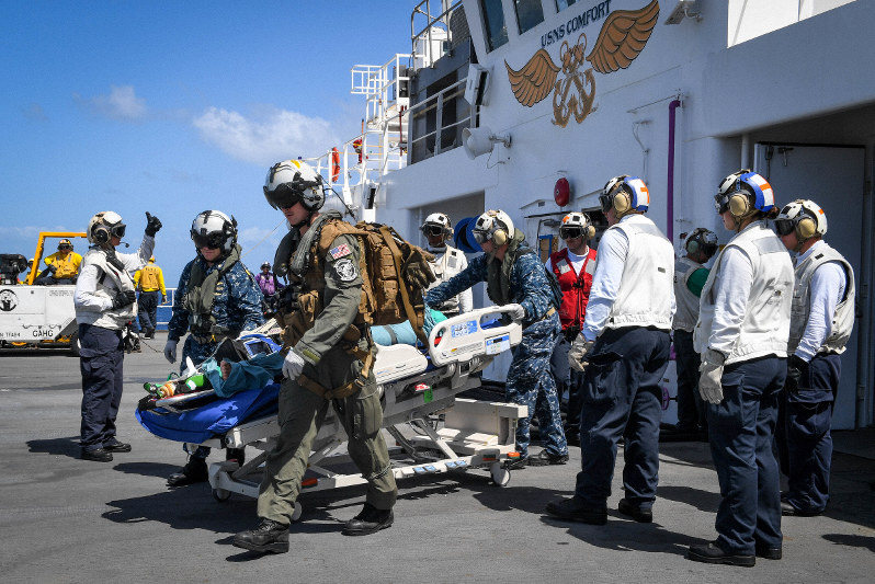 米海軍の病院船「コンフォート」で患者を運ぶ乗組員ら=2017年10月(米海軍提供)