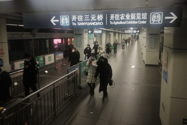 休業明け1カ月が経過した北京市内の地下鉄駅。通勤ラッシュ時に客がひしめき合っていた光景はまだ戻っていない=2020年3月10日、赤間清広撮影