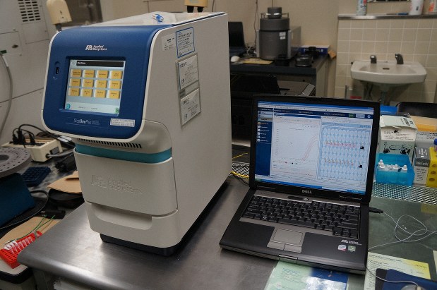 新型コロナウイルスの検査に使われる機器=岐阜県提供