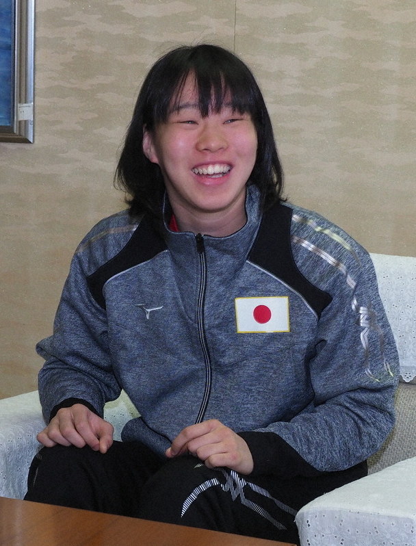 五輪出場決定報告に訪れた米子市役所で「金メダルを目指す」と話す入江聖奈さん=同市で、横井信洋撮影