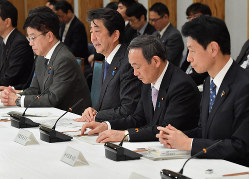 新型コロナウイルス感染症対策本部の会合で発言する安倍晋三首相（左から2人目）。左端は加藤勝信厚生労働相、右端は西村康稔経済再生担当相＝首相官邸で2020年3月20日午後4時36分、宮間俊樹撮影
