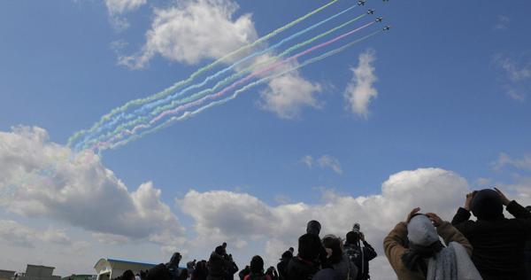 復興五輪」聖火到着式 被災地出身のブルーインパルスパイロットが飛ん