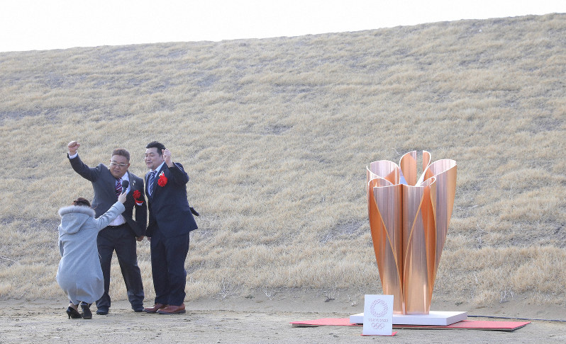 復興の聖火なかなかつかない 強風の中 場をつないだサンドウィッチマン 毎日新聞