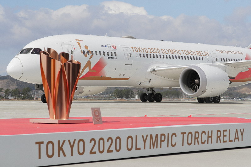 ギリシャで採火された聖火を乗せ航空自衛隊松島基地に到着した特別機=宮城県東松島市で2020年3月20日午前9時59分、和田大典撮影