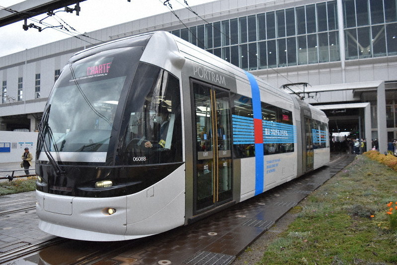 富山駅を出発する南北接続後の一番電車=富山市明輪町の富山駅で2020年3月20日、青山郁子撮影