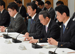 新型コロナウイルス感染症対策本部の会合で発言する安倍晋三首相（左から２人目）。左端は加藤勝信厚生労働相、右端は西村康稔経済再生担当相＝首相官邸で２０２０年３月２０日、宮間俊樹撮影