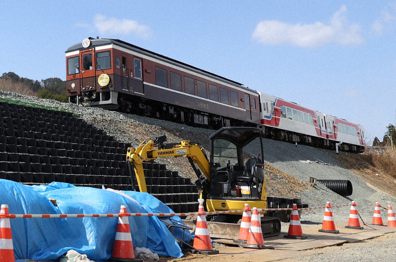 昨年の台風19号による被害から復旧した区間を走る三陸鉄道の記念列車=岩手県山田町で2020年3月20日午後0時58分、喜屋武真之介撮影