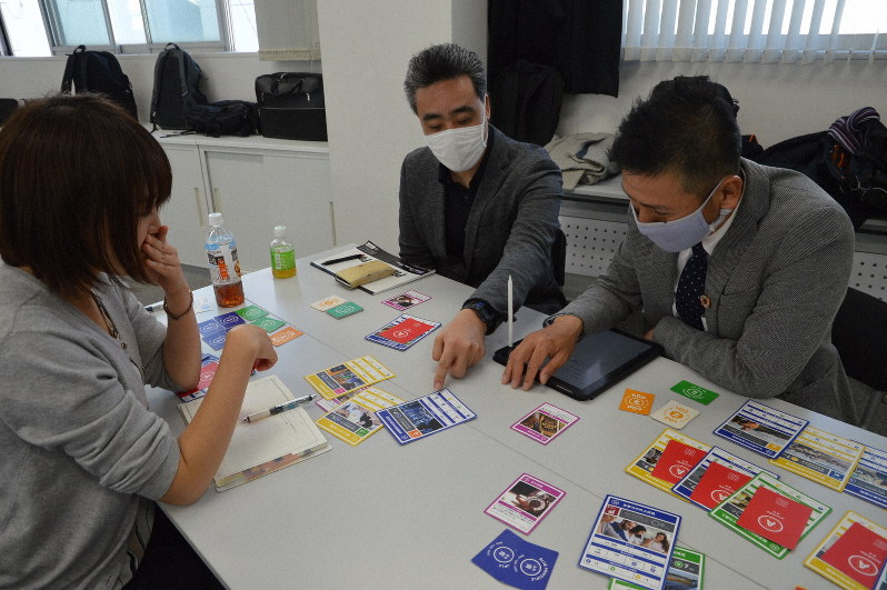 ワークショップで、ゲーム終了後に気づきなどについて議論する参加者=東京都台東区で2020年2月27日午後3時35分、吉田卓矢撮影