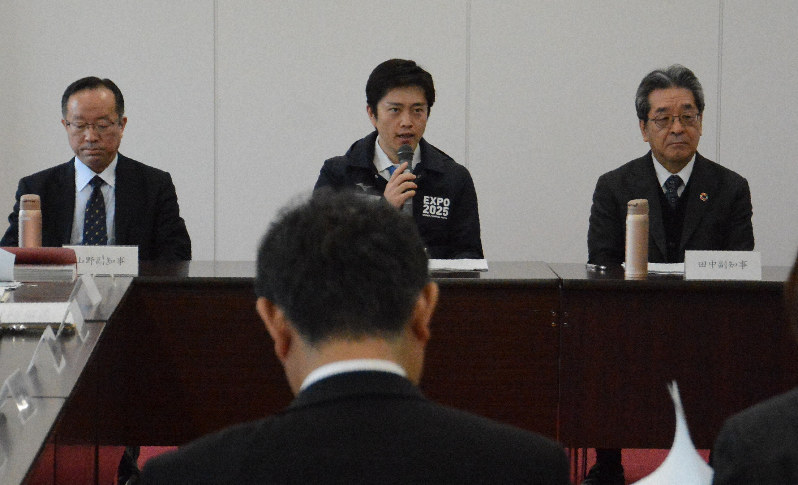 大阪府の新型コロナウイルス対策本部会議で府内の現状について説明する吉村洋文知事(中央)=府庁で2020年3月20日午前11時15分、石川将来撮影