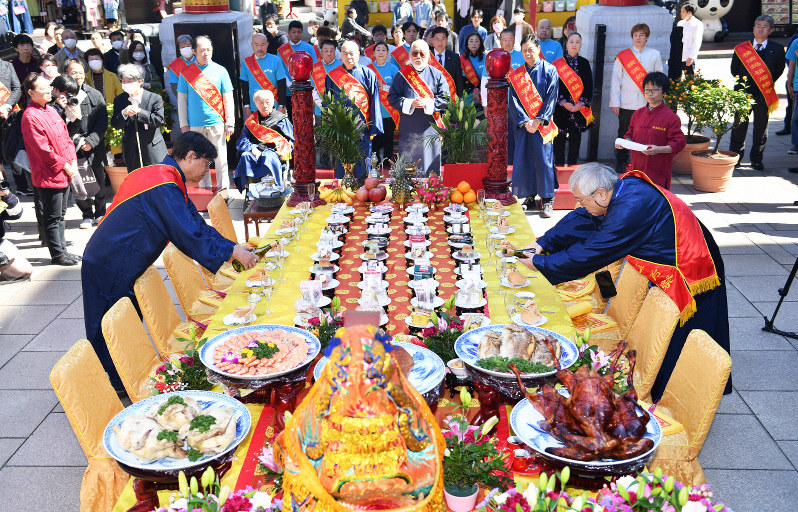 料理を並べて「祝席」をしつらえ、中華圏の航海の神「媽祖」の誕生を祝う「媽祖祭」=横浜市中区で2020年3月20日、大西岳彦撮影
