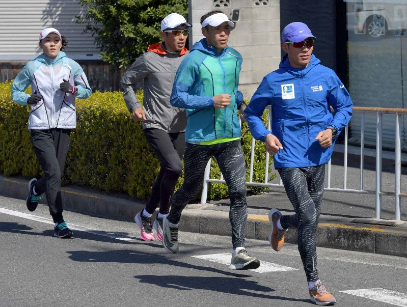 練習するモンゴルの五輪陸上代表選手団のメンバーら=大阪府泉佐野市で2020年3月20日、平川義之撮影