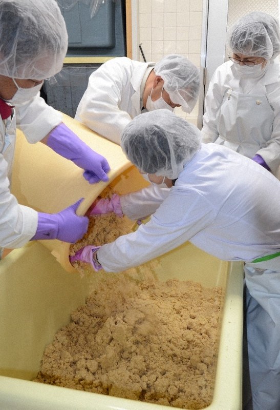 手作り工房「四季の家」で、4人がかりで取り組むみその仕込み作業