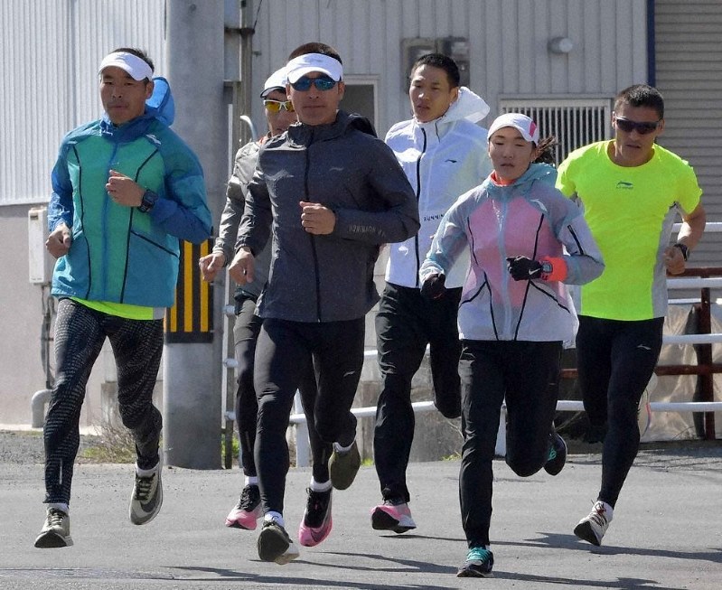 練習するモンゴルの五輪陸上代表選手団のメンバーら=大阪府泉佐野市で2020年3月20日、平川義之撮影