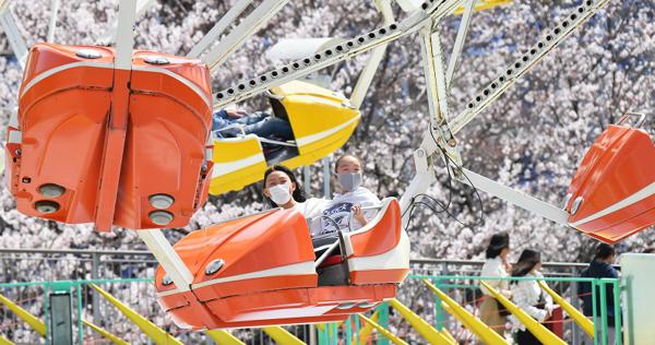 としまえん乗り物一日券 大人2枚 一列ずつ間隔を空けてコースターに乗る「としまえん」の来場者たち