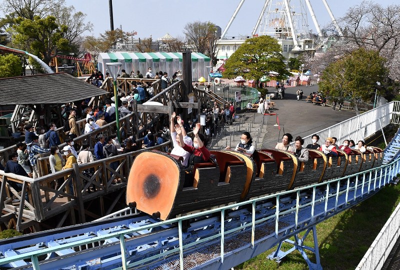 としまえん乗り物一日券 大人2枚 一列ずつ間隔を空けてコースターに乗る「としまえん」の来場者たち