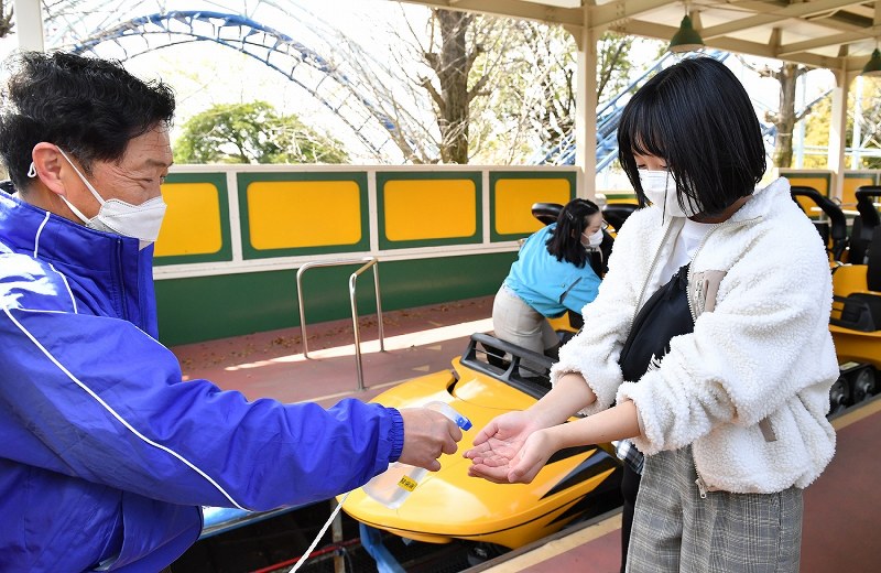 一列ずつ間隔を空けてコースターに乗る「としまえん」の来場者たち