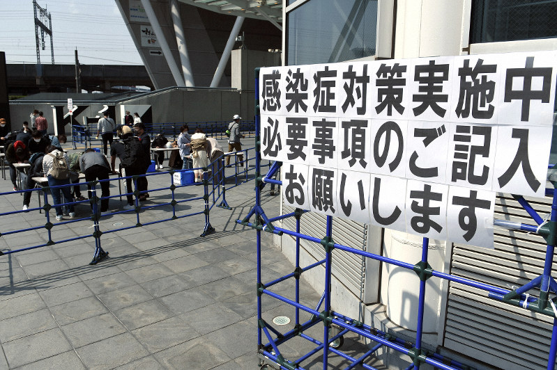 自粛が要請されるなか開催された「K-1」の大会会場では、新型コロナウイルス感染対策としてチケットの裏に名前や住所の記入が観客に求められた=さいたま市中央区のさいたまスーパーアリーナで2020年3月22日正午、北山夏帆撮影