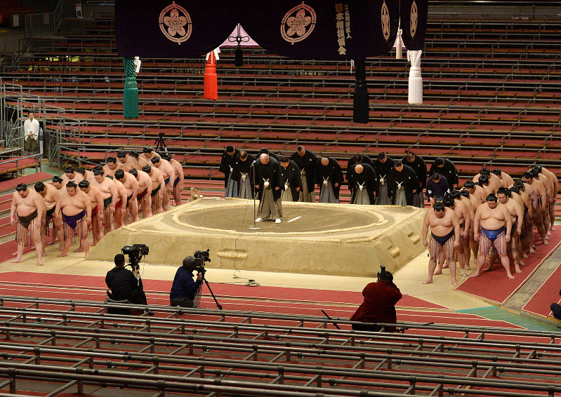 白鵬が44回目優勝 鶴竜との横綱相星決戦制す 大相撲春場所 | 毎日新聞