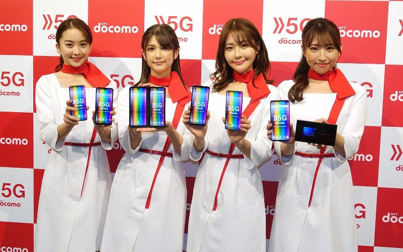 ドコモは3月25日に5Gのサービスをスタート。スマホは写真の6機種に