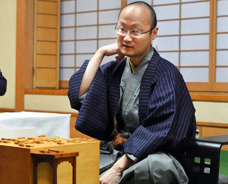 王将戦第6局を制し、感想戦で対局を振り返る渡辺明王将=佐賀県上峰町で2020年3月14日、森園道子撮影