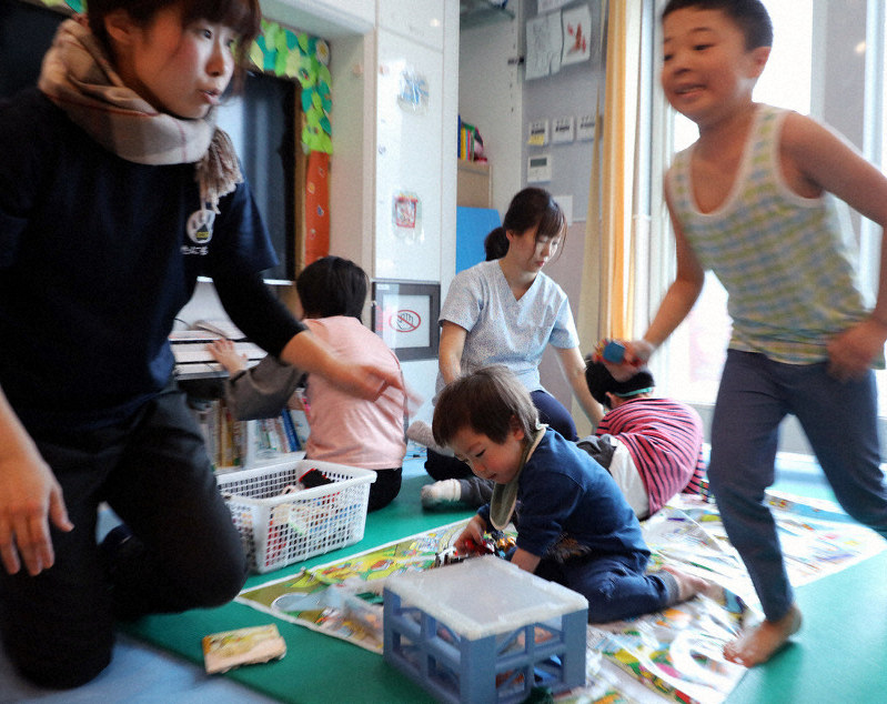 デイサービスを利用する障害を持つ児童や生徒たち=北海道江別市で、貝塚太一撮影
