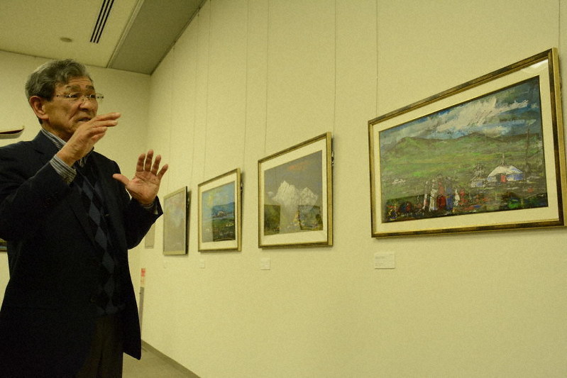 モンゴルを描いた作品を説明する井口優さん=新潟県南魚沼市浦佐、池田記念美術館で