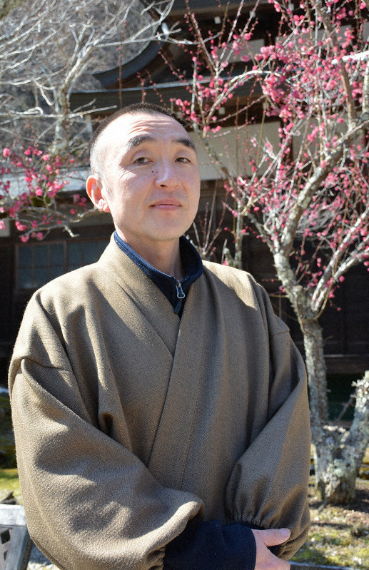 「祈願文は1時間ほどかけて細筆で清書しました」と話す龍泉寺の岡田悦雄住職=天川村洞川で、萱原健一撮影