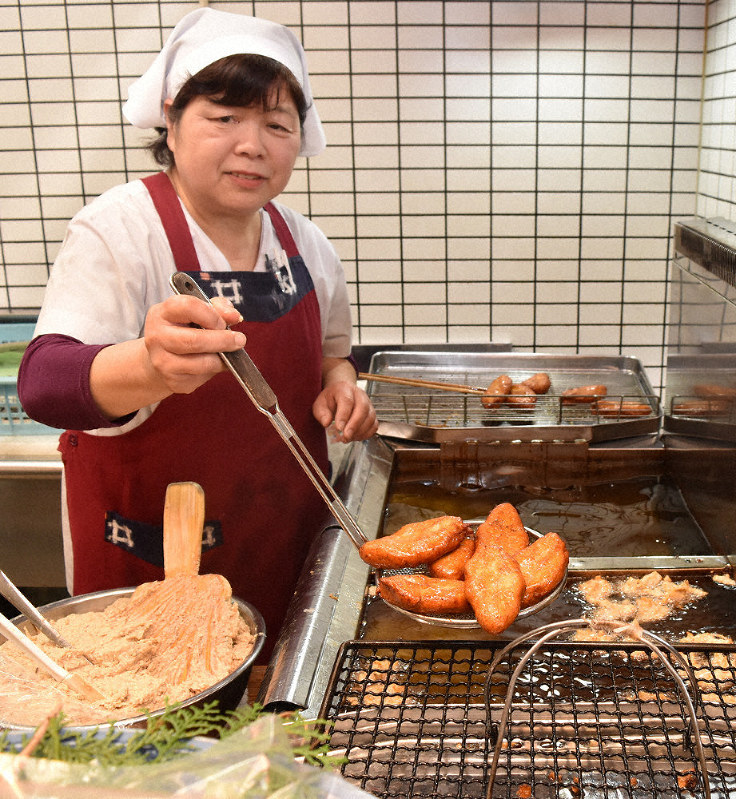 「おび天蔵」で実演販売をする江良さん