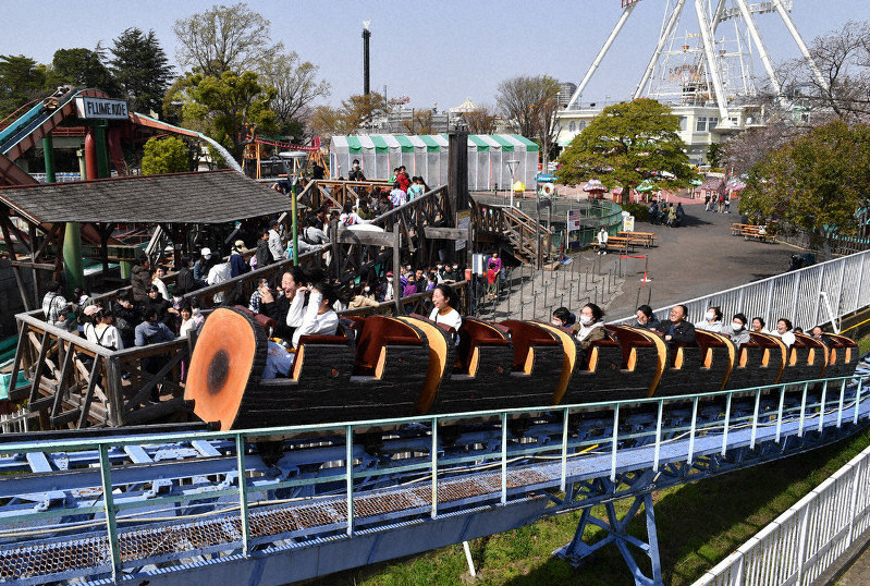 1列ずつ間隔を空けてコースターに乗る「としまえん」の来園者たち=東京都練馬区で2020年3月22日午前11時35分、大西岳彦撮影