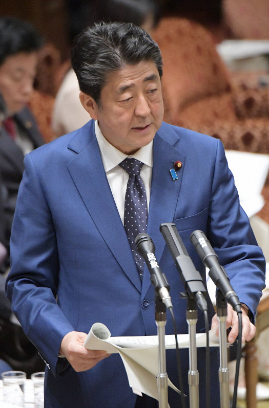 参院予算委員会で新型コロナウイルスの感染拡大を受けて東京五輪の開催延期を容認するとの答弁をする安倍晋三首相=国会内で2020年3月23日午前9時3分、川田雅浩撮影