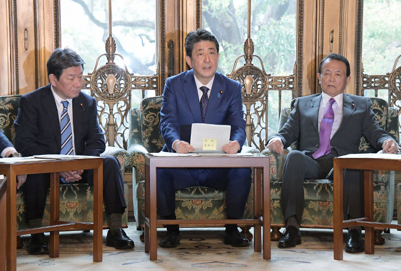 新型コロナウイルス感染症対策本部の会合で日本人を含む米国全域からの入国者に対する待機措置などについて発言する安倍晋三首相(中央)=国会内で2020年3月23日午後0時5分、川田雅浩撮影