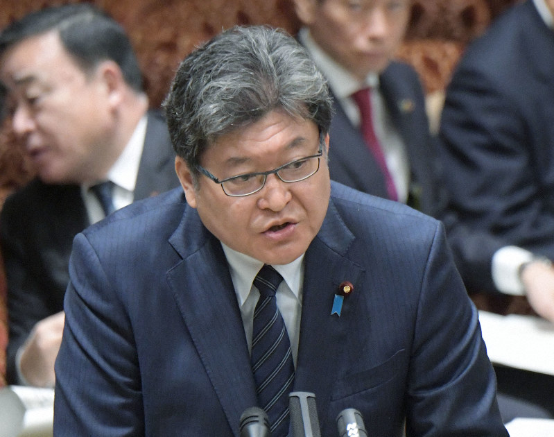 参院予算委員会で新型コロナウイルス感染症への学校の対応などについて答弁する萩生田光一文部科学相=国会内で2020年3月23日午前10時37分、川田雅浩撮影