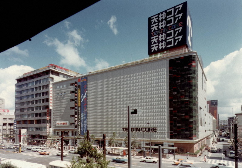 時代またいだ 青春の場所 福岡 天神コア44年 閉館を前に懐かしの流行展示 毎日新聞