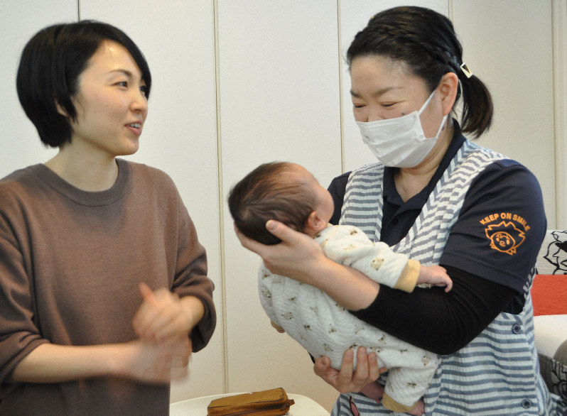 生後2カ月の乳児宅を訪れたマイ保健師の奥野彩子さん(右)。初めての育児に奮闘する母親の言葉に丁寧に耳を傾けた=玉城町で2020年1月16日午後2時44分、加藤沙波撮影