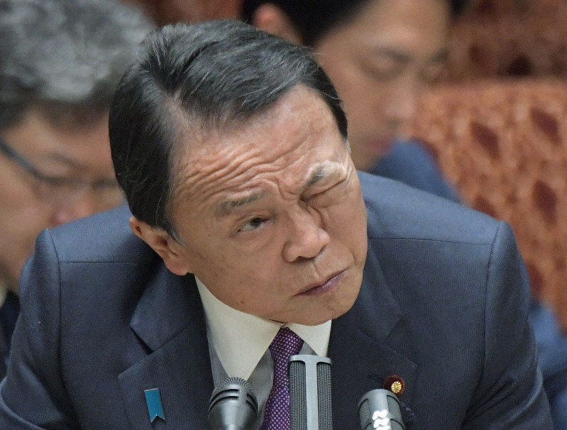 参院予算委員会で新型コロナウイルス感染拡大による経済の影響などについて答弁する麻生太郎副総理兼財務相=国会内で2020年3月16日、川田雅浩撮影