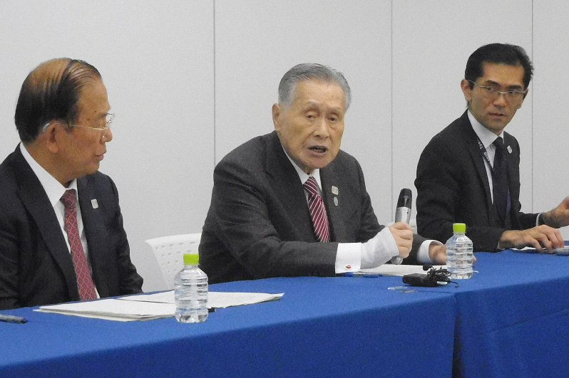国際オリンピック委員会の臨時理事会を受け、大会組織委員会の見解を説明する(左から)武藤敏郎事務総長、森喜朗会長、高谷正哲スポークスパーソン=東京都中央区で2020年3月23日午後2時33分、芳賀竜也撮影