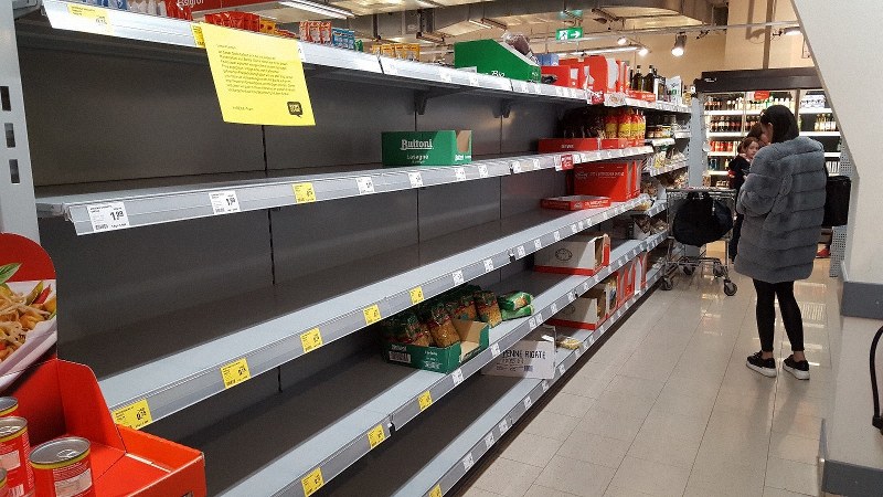 3月14日、ドイツの一部のスーパーでは、市民の買いだめで保存食品の棚が空になった=熊谷徹氏撮影