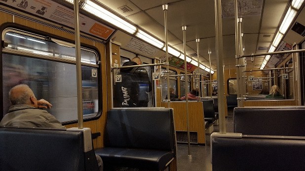 地下鉄車内で(熊谷徹氏撮影)