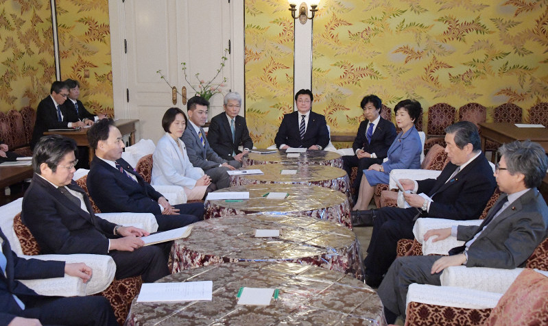 新型コロナウイルス対策政府・与野党連絡協議会に臨む西村明宏官房副長官(中央)ら=国会内で2020年3月19日、川田雅浩撮影